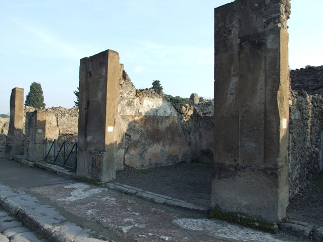VIII.5.7 Pompeii.  Shop.  Looking south from entrance.  May 2005.