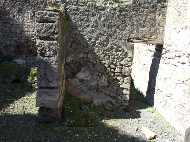 VIII.5.9 Pompeii. March 2009. Room 22, niche in west wall. According to Mau, on the back wall of a room that had been a slave’s quarters was a small niche for a lamp. See Mau, in BdI, 1883, 176
