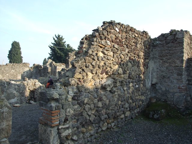 VIII.5.10 Pompeii. Shop. May 2005. South wall, with blocked door to atrium of VIII.5.9.