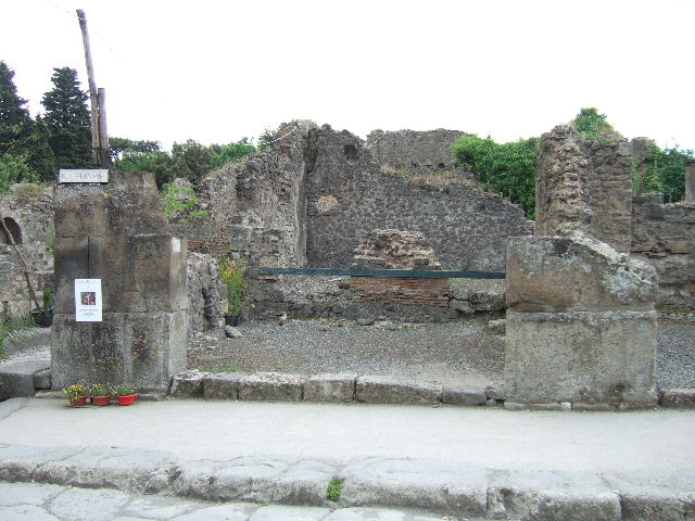 VIII.5.11 Pompeii.  Shop.  December 2007.  Shop in foreground, with step and doorway to VIII.5.9 at rear.