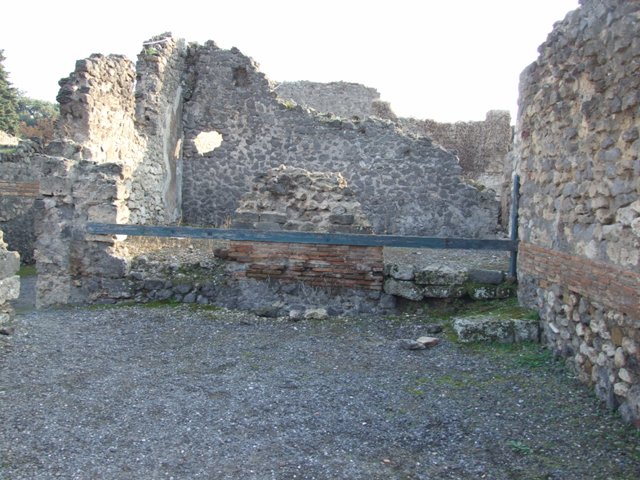 Well in west wall shared between VIII.5.10 and VIII.5.11.  May 2005.