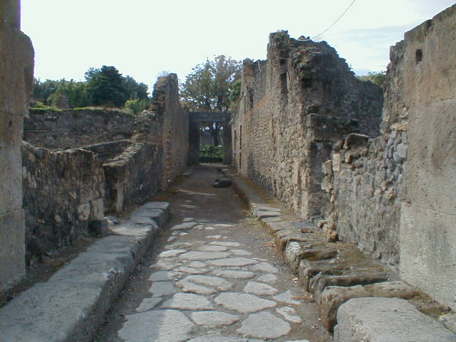VIII.5.13 Pompeii. December 2006. Doorway to steps to upper floor.