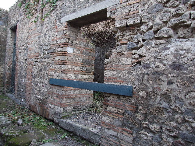 VIII.5.14 September 2004. Looking west from entrance.