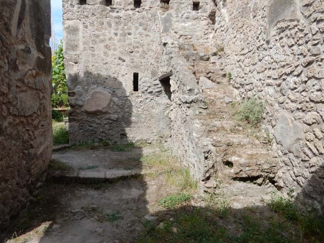 VIII.5.15 Pompeii. March 2009. Room 1, doorway and step to room 2, in south-west corner