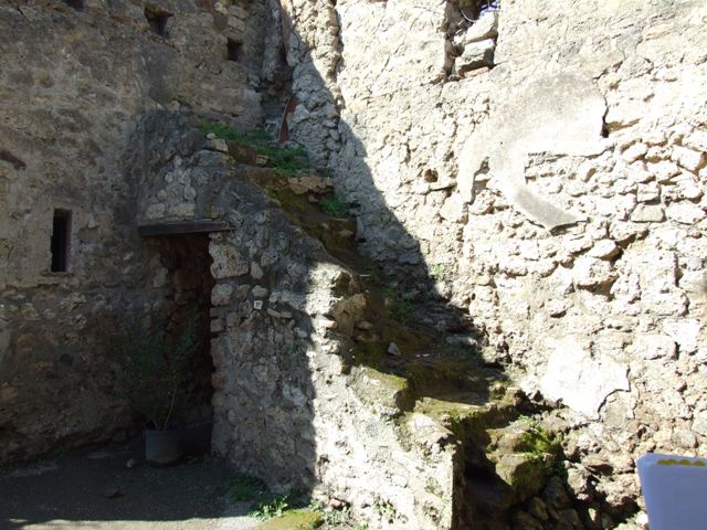 VIII.5.15 Pompeii. March 2009. Room 1, north wall of latrine with downpipe, under stairs.