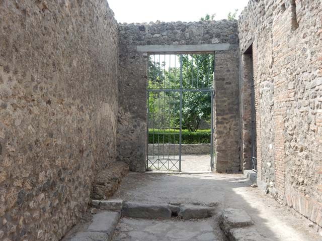 VIII.5.16 Pompeii. December 2006. North Portico, looking south to VIII.5.38