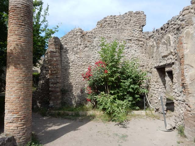 VIII.5.16 Pompeii. May 2006. Looking south west across garden towards Exedra area.