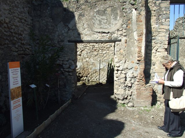 VIII.5.16 Pompeii. May 2006. Garden area, East wall.