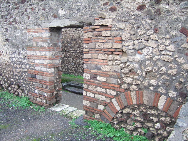 VIII.5.17 Pompeii. September 2004. Looking north.