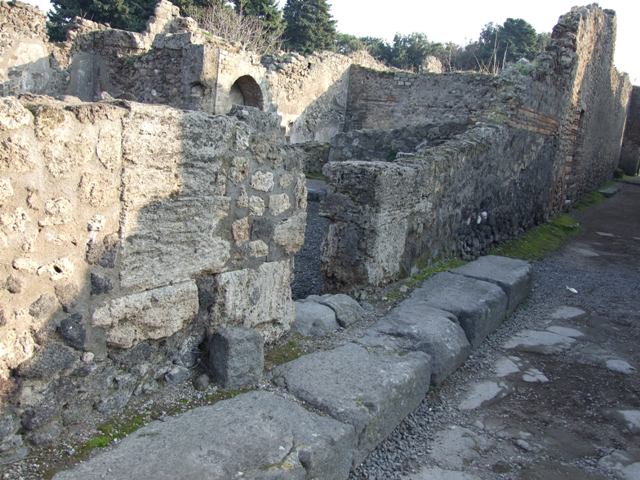 VIII.5.18 Pompeii.  Small dwelling with Shop.  May 2005.  Entrance.
