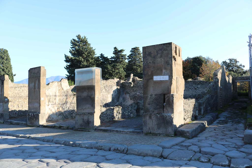 Via dell’Abbondanza, Pompeii. South side. December 2018. 
Looking south from small roadway and VIII.5.19, on right. Photo courtesy of Aude Durand.

