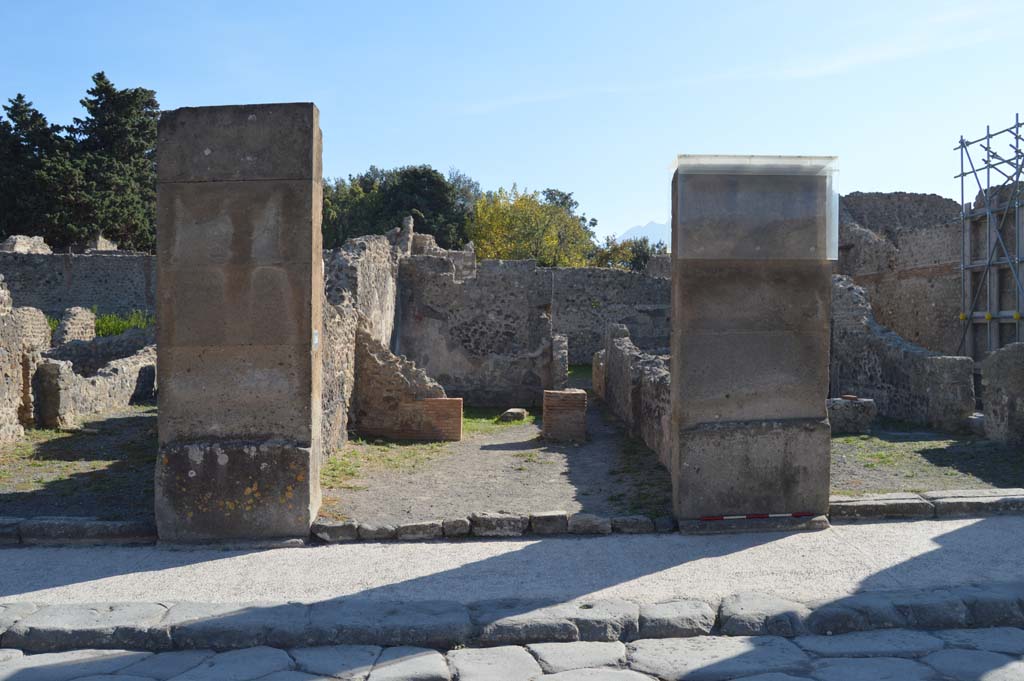 VIII.5.20 Pompeii, in centre. October 2017. Looking south towards entrance on Via dell’Abbondanza.
Foto Taylor Lauritsen, ERC Grant 681269 DÉCOR.

