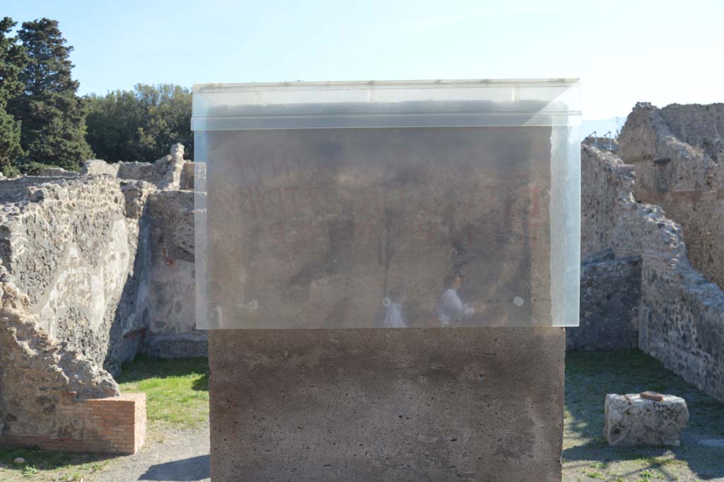 VIII.5.20 Pompeii, on left, and VIII.5.19, on right. October 2017. “Eituns” on pilaster
Foto Taylor Lauritsen, ERC Grant 681269 DÉCOR.
