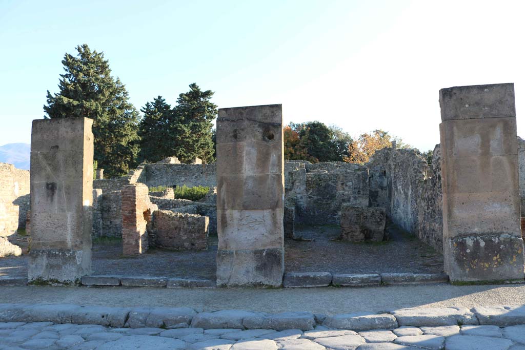 Via dellAbbondanza, Pompeii. South side. December 2018. 
Looking south from VIII.5.22, centre left, and VIII.5.21, on right. Photo courtesy of Aude Durand.

