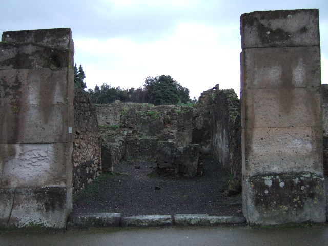 VIII.5.21 Pompeii. Shop and room. December 2007. Looking south across shop.