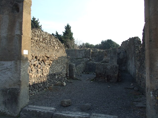 VIII.5.21 Pompeii. May 2005. Rear room on south-east of shop, according to Eschebach this room was a triclinium. See Eschebach, L., 1993. Gebäudeverzeichnis und Stadtplan der antiken Stadt Pompeji. Köln: Böhlau. (p.382)