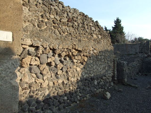 VIII.5.21 Pompeii. Shop and room. December 2005. Cistern or well head next to west wall.