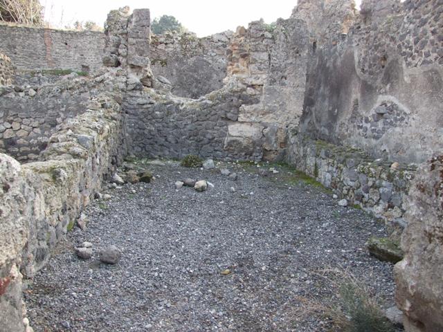 VIII.5.21 Pompeii. December 2005. Small room, probably latrine under the stairs, south wall at the end of the corridor.