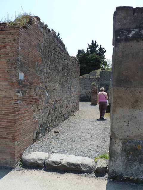 VIII.5.24 Pompeii. May 2010. Room 1, atrium, looking south towards doorways to rooms  2 and 7, from end of entrance corridor.