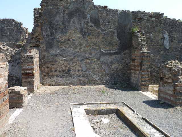 VIII.5.24 Pompeii. May 2010. Doorways to rooms 5 and 4, cubicula, looking north.
