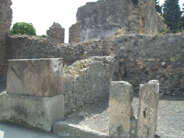 VIII.5.26 Pompeii. December 2006. Entrance, looking south.