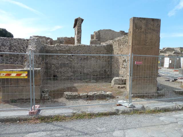VIII.5.32 Pompeii.  Shop.  December 2007.  West wall.