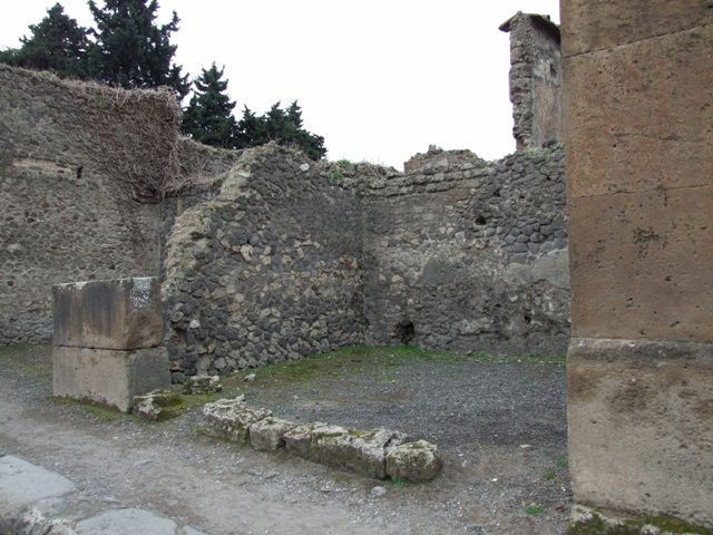 VIII.5.32 Pompeii. December 2007. Steps against north wall.