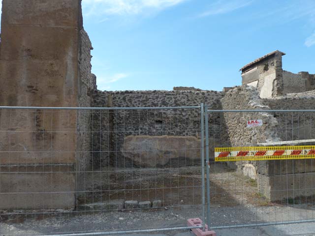 VIII.5.33 Pompeii. Shop. December 2007. West wall with waste pipe from upper floor, possibly from a latrine?
