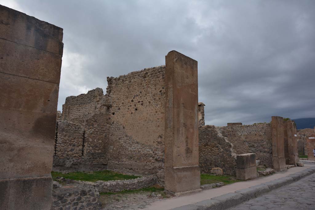 VIII.5.34 Pompeii, on left. October 2017. Looking towards entrance doorway to shop on west side of Via dei Teatri.
Foto Annette Haug, ERC Grant 681269 DÉCOR
