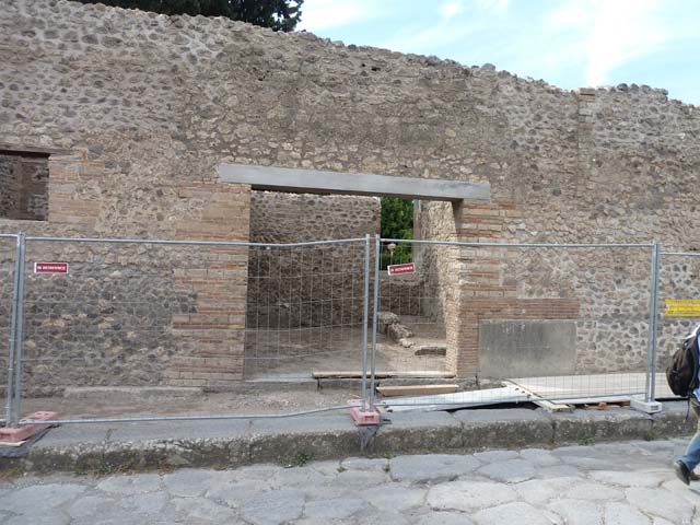 VIII.5.35 Pompeii. December 2004. North side of shop, with window (or door) to peristyle of VIII.5.28. 