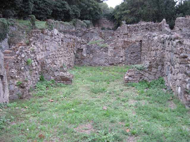 VIII.7.3 Pompeii. September 2010. Looking north through remains of doorway into VIII.7.4, with Via Stabiana on the right. Photo courtesy of Drew Baker.