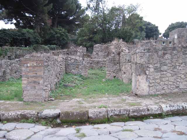 VIII.7.5 Pompeii. September 2010. Looking west from entrance across workshop towards rear room. Photo courtesy of Drew Baker.
