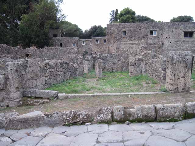 VIII.7.10  Shop and rooms.  Linked to VIII.7.9

VIII.7.10 shop to right with VIII.7.9 steps to left

