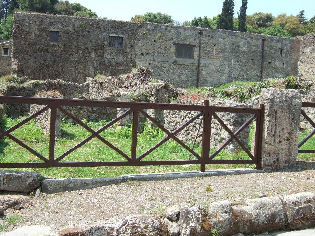 VIII.7.10 Pompeii. September 2010. Looking south towards doorway to triclinium.
