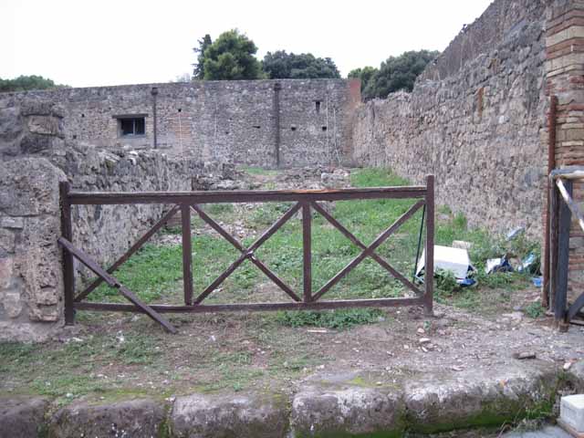 VIII.7.15 Pompeii. September 2010. Looking east to road, from rear.
Photo courtesy of Drew Baker.
