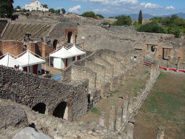 VIII.7.16 Pompeii.  September 2005.  The large staircase to Triangular Forum over the room in the NW corner in the Gladiators Barracks.
