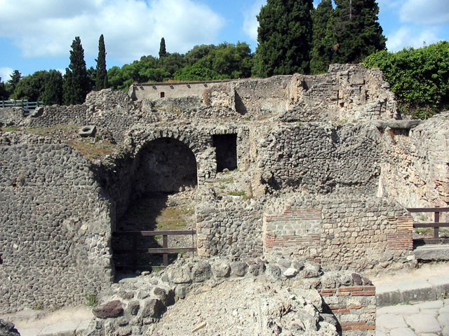 VIII.7.22 Pompeii. June 2009. Entrance doorway, threshold, pavement and façade. Photo courtesy of Sera Baker.