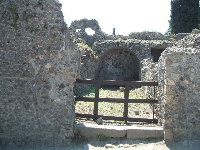VIII.7.22 Pompeii. June 2009. South side of entrance corridor, looking east. Photo courtesy of Sera Baker.