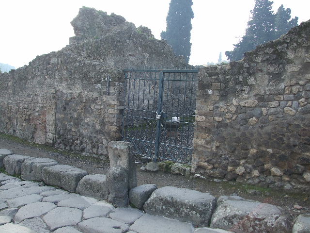 VIII.7.25 Pompeii. September 2010. Detail of reverse of fountain. Looking east onto Via Stabiana. Photo courtesy of Drew Baker.
