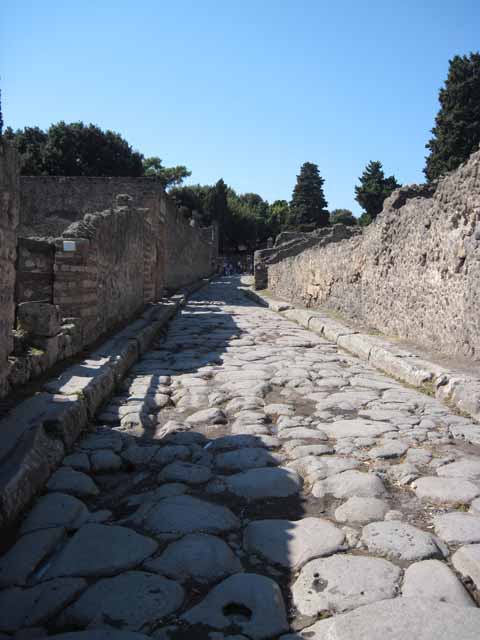 VIII.7.26 Pompeii. September 2010. ID Plate on west wall identifying entrance as 25, presumably an error. Photo courtesy of Drew Baker.
