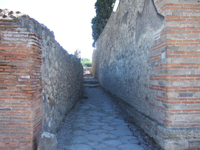 VIII.7.27 Pompeii. September 2010. Doorway 27A, from the passage into the room behind the entrance room of VIII.7.26. Looking east. Photo courtesy of Drew Baker.