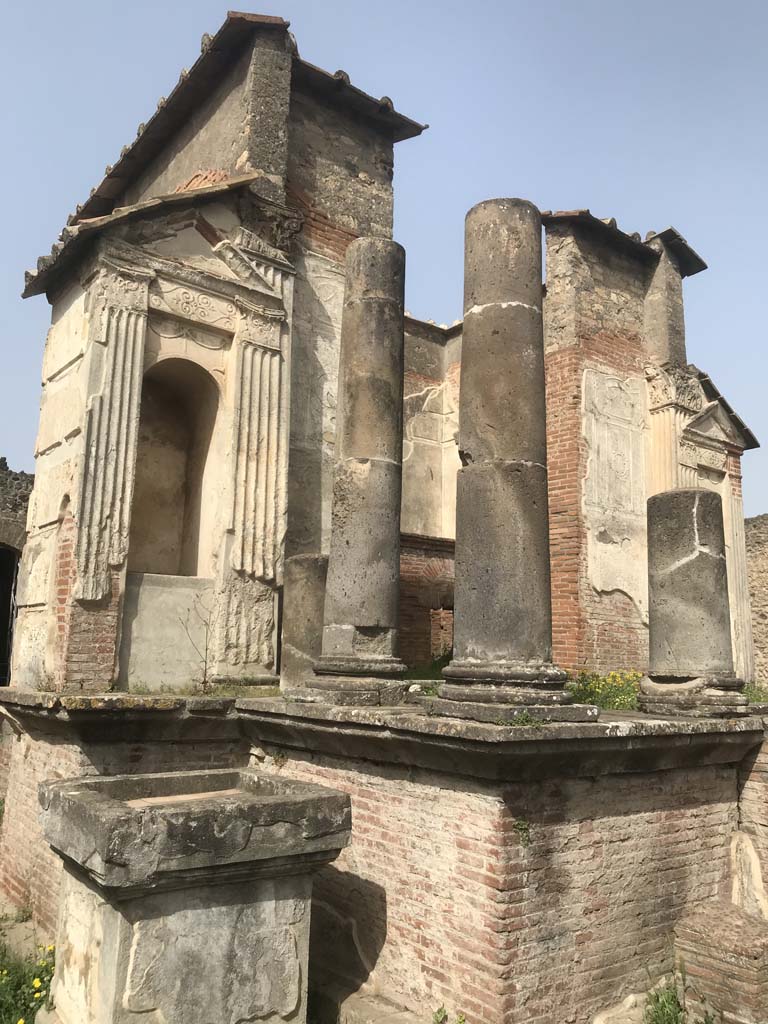 VIII.7.28, Pompeii. April 2019. Niche at south end of the east side of the cella.
Photo courtesy of Rick Bauer.
