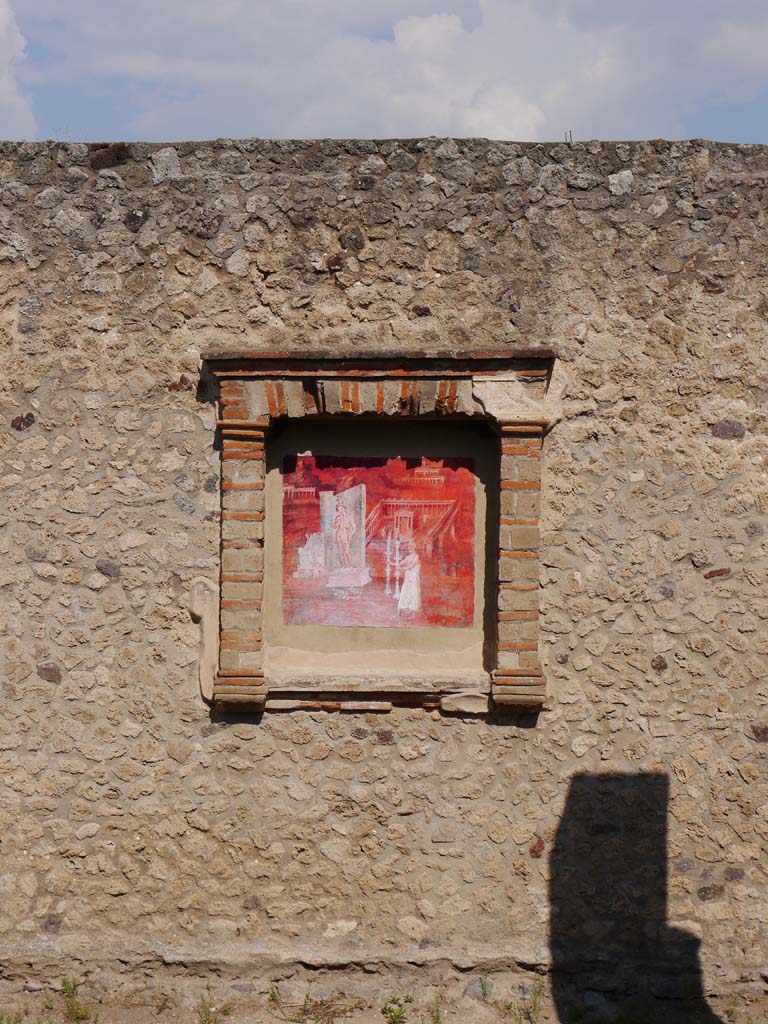 VIII.7.28 Pompeii. September 2018. Reproduction painting set into niche on east portico.
Foto Anne Kleineberg, ERC Grant 681269 DÉCOR.
