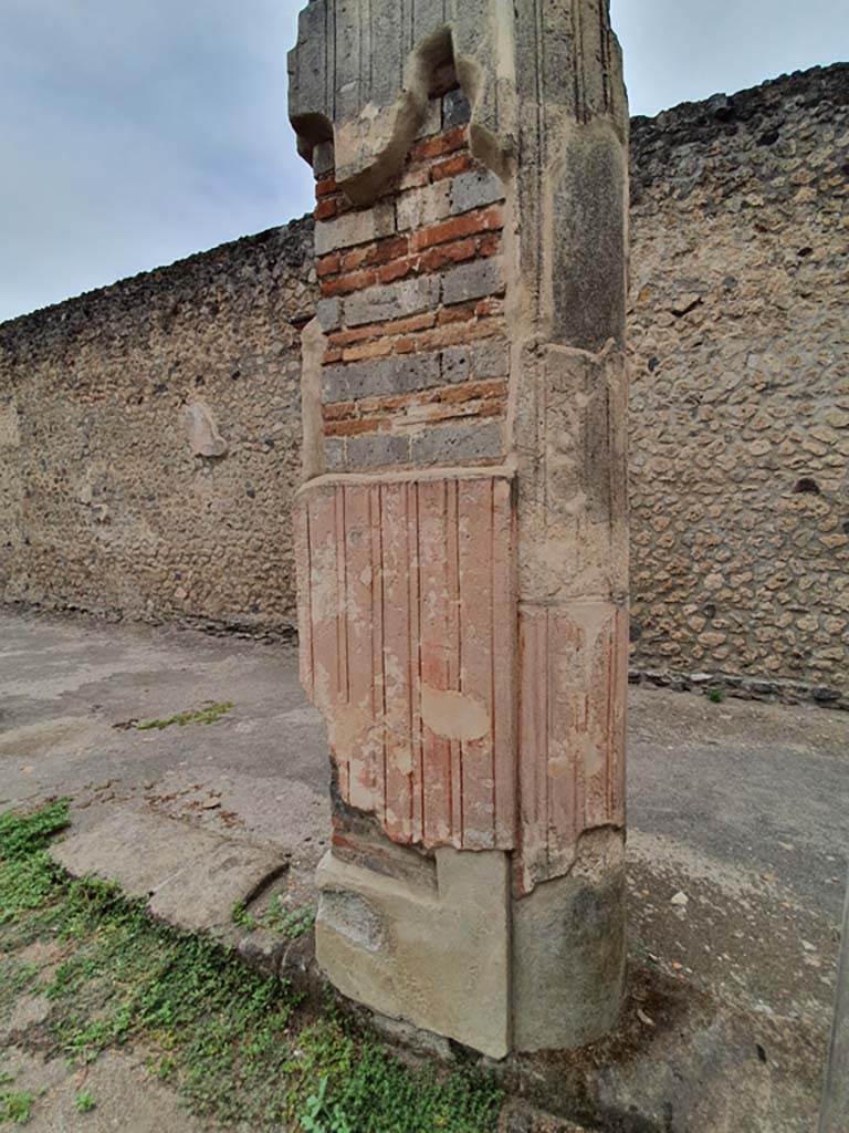 VIII.7.28 Pompeii. August 2021. Pilaster towards the south end of the east portico.
Foto Annette Haug, ERC Grant 681269 DÉCOR.
