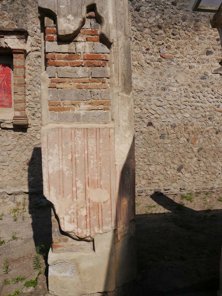 VIII.7.28 Pompeii. September 2018. Remaining decoration on pilaster near east portico
Foto Anne Kleineberg, ERC Grant 681269 DÉCOR.
