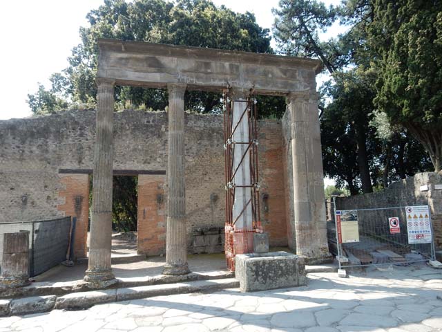 VIII.7.30 Pompeii. September 2005. Looking in to Triangular Forum.