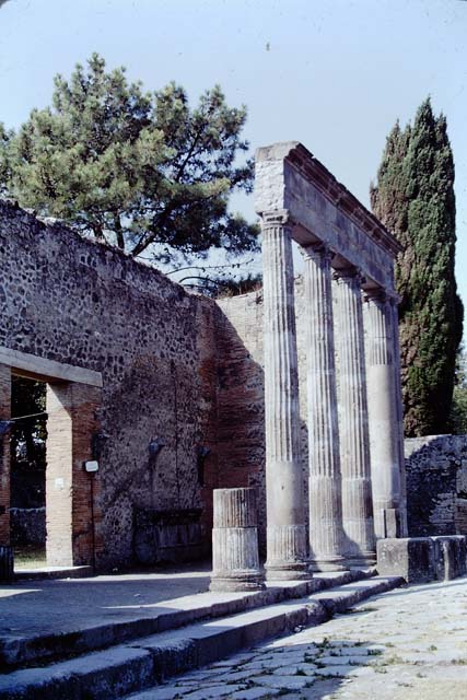 VIII.7.30 Pompeii. December 2005. Triangular Forum. Fountain.