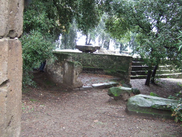 VIII.7.33 Pompeii Triangular Forum. December 2005. Back of semi circular stone bench.