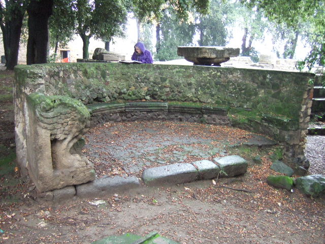 VIII.7.33 Pompeii Triangular Forum. December 2005. Front east end of semi circular stone bench. The lion’s foot is missing.