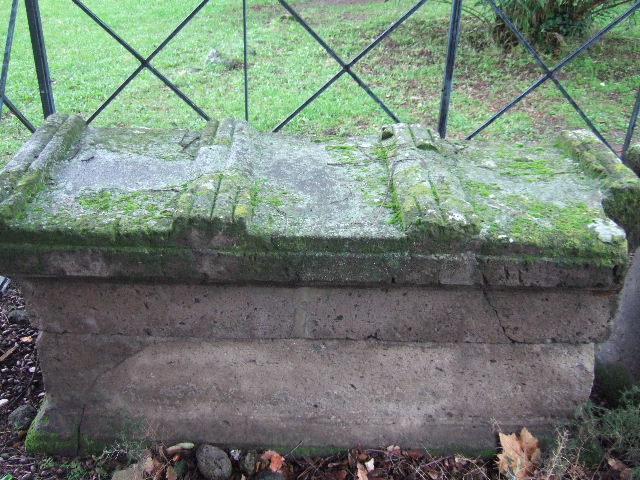 VIII.7.34 Pompeii.  December 2005. North-west corner of tomb with steps to Temple outside.